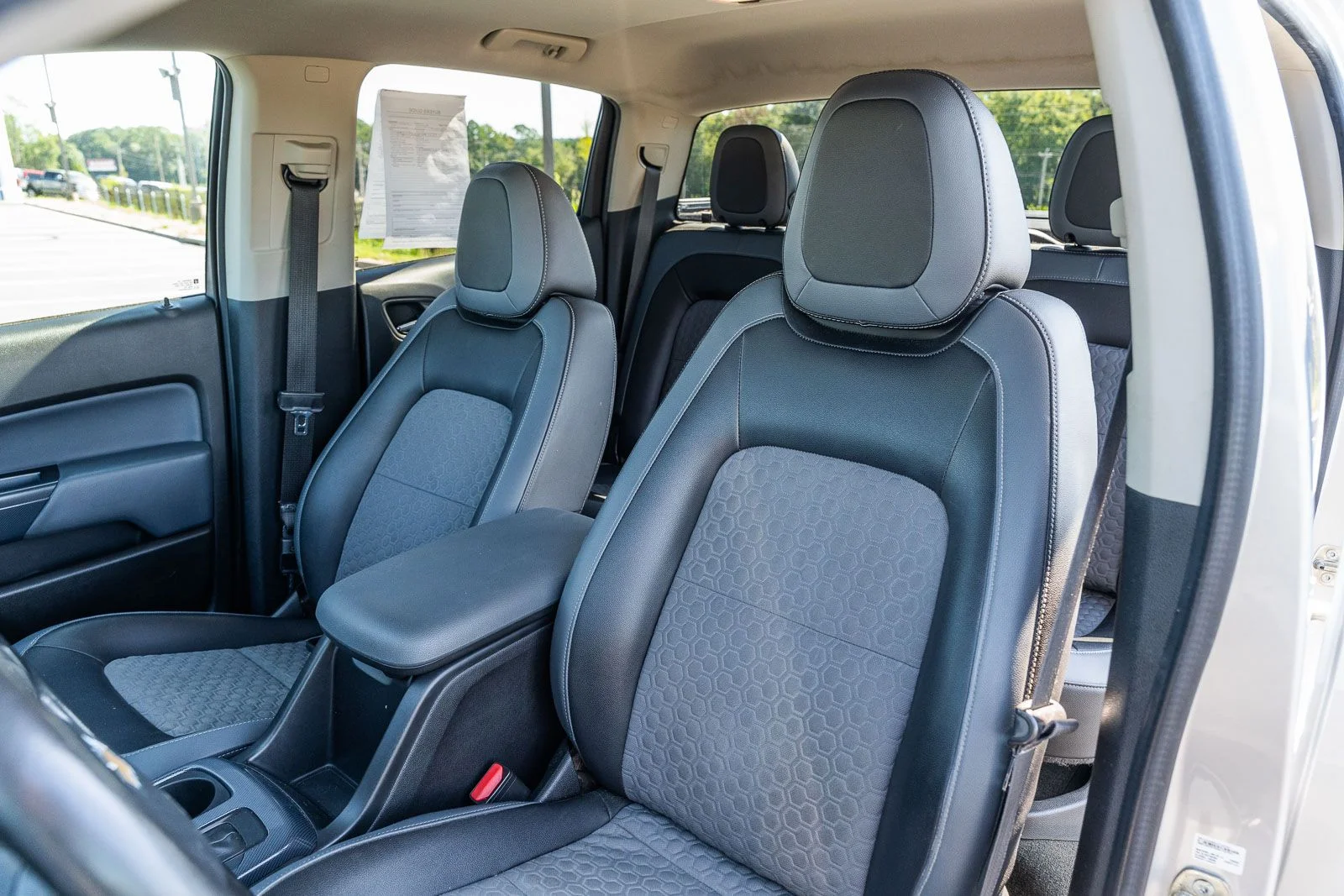 Used 2015 Silver Chevrolet Z71 image 17