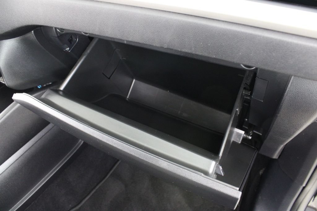 Used 2022 Black Ford SE image 17