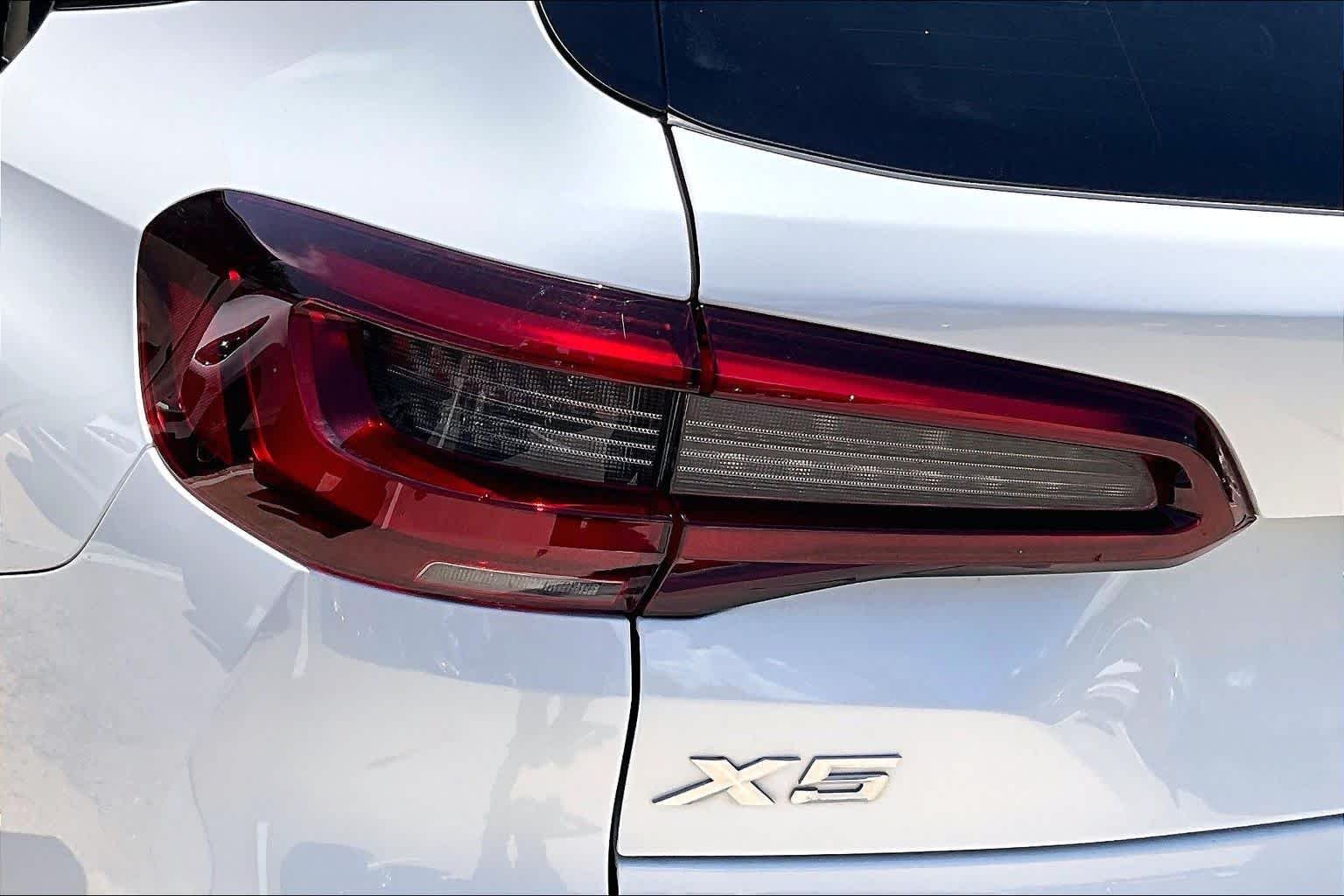 Used 2022 Mineral White Metallic BMW xDrive40i image 28