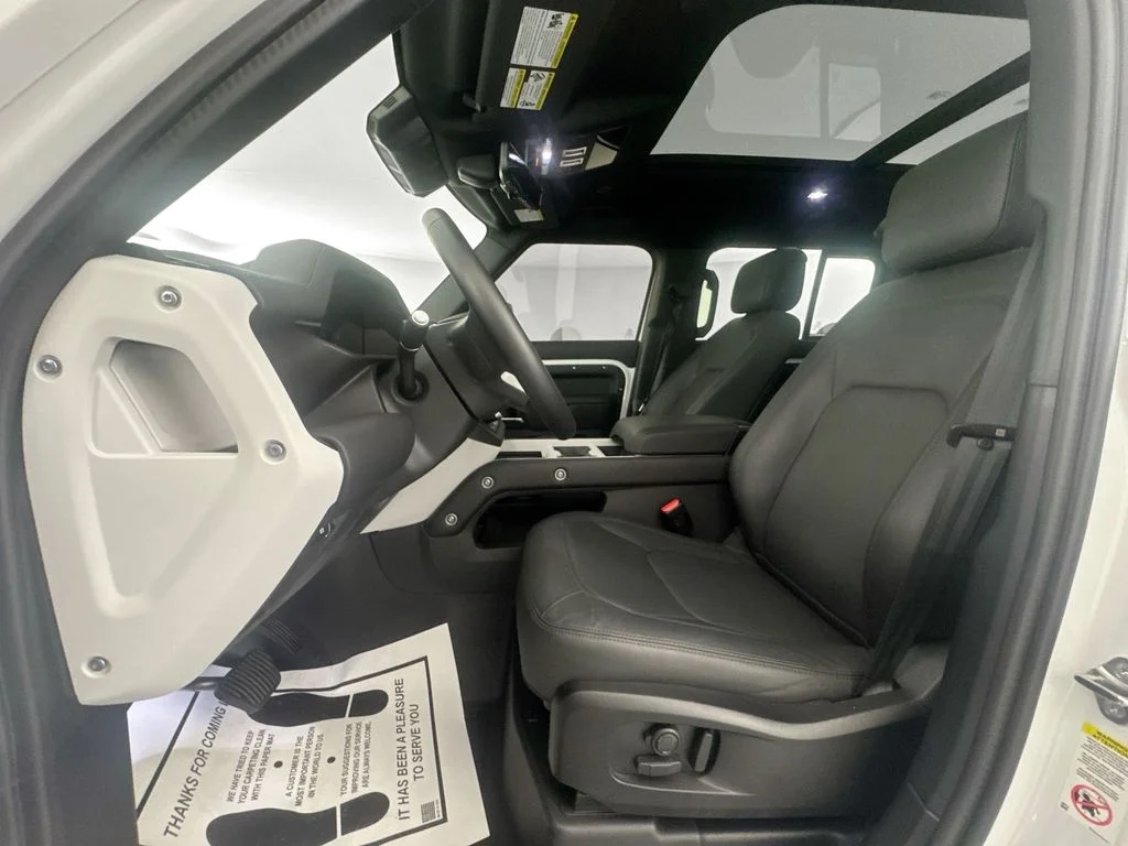 Used 2025 White Land Rover X-Dynamic SE image 19