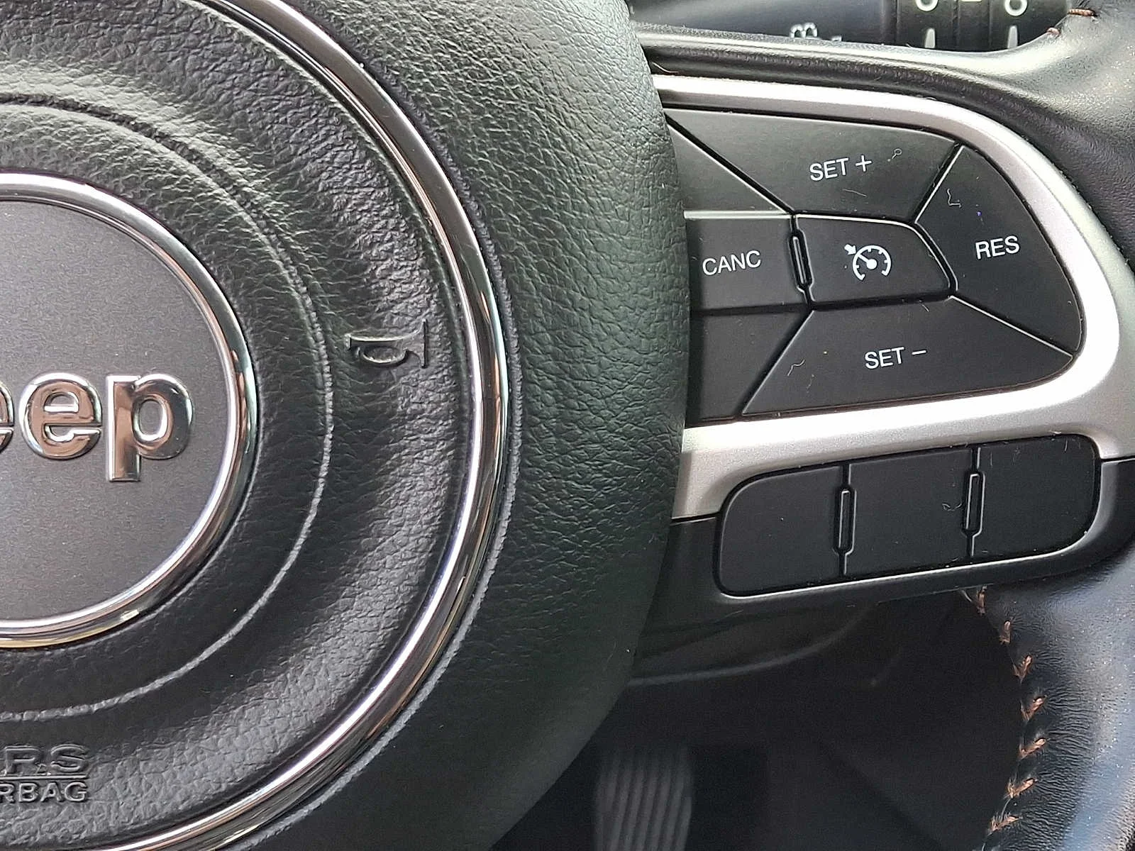 Used 2020 Granite Crystal Clearcoat Metallic Jeep Latitude image 21