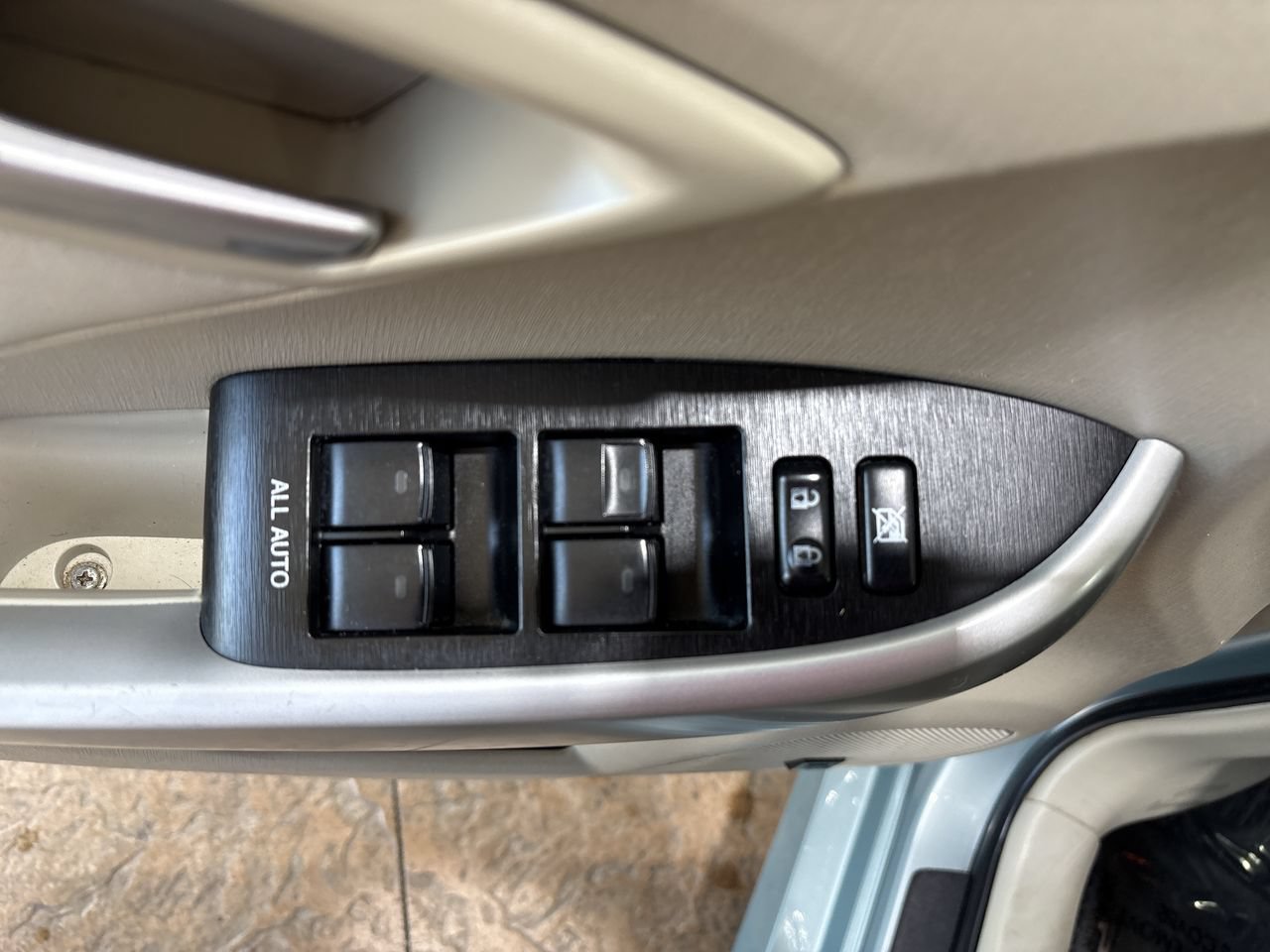 Used 2015 Pearl Toyota Four image 13