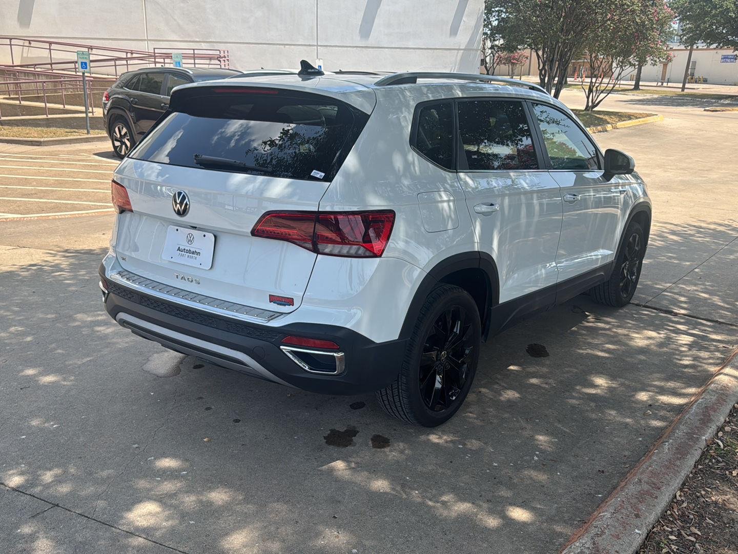 Used 2023 Pure White Volkswagen SE image 5
