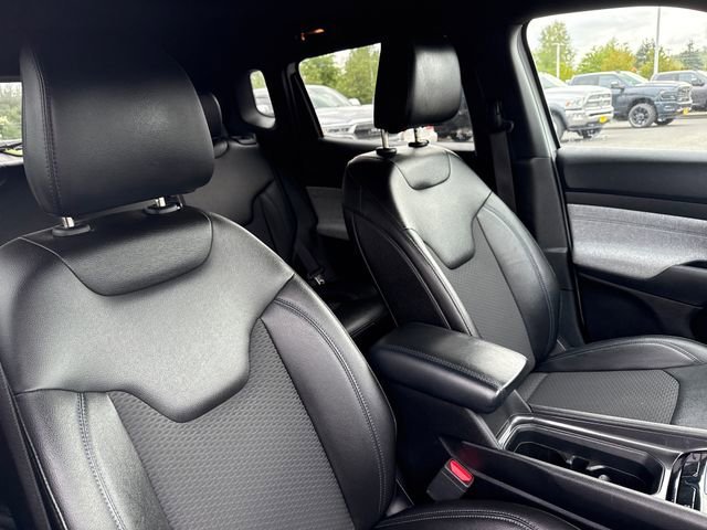 Used 2024 Bright White Clearcoat Jeep Latitude image 27