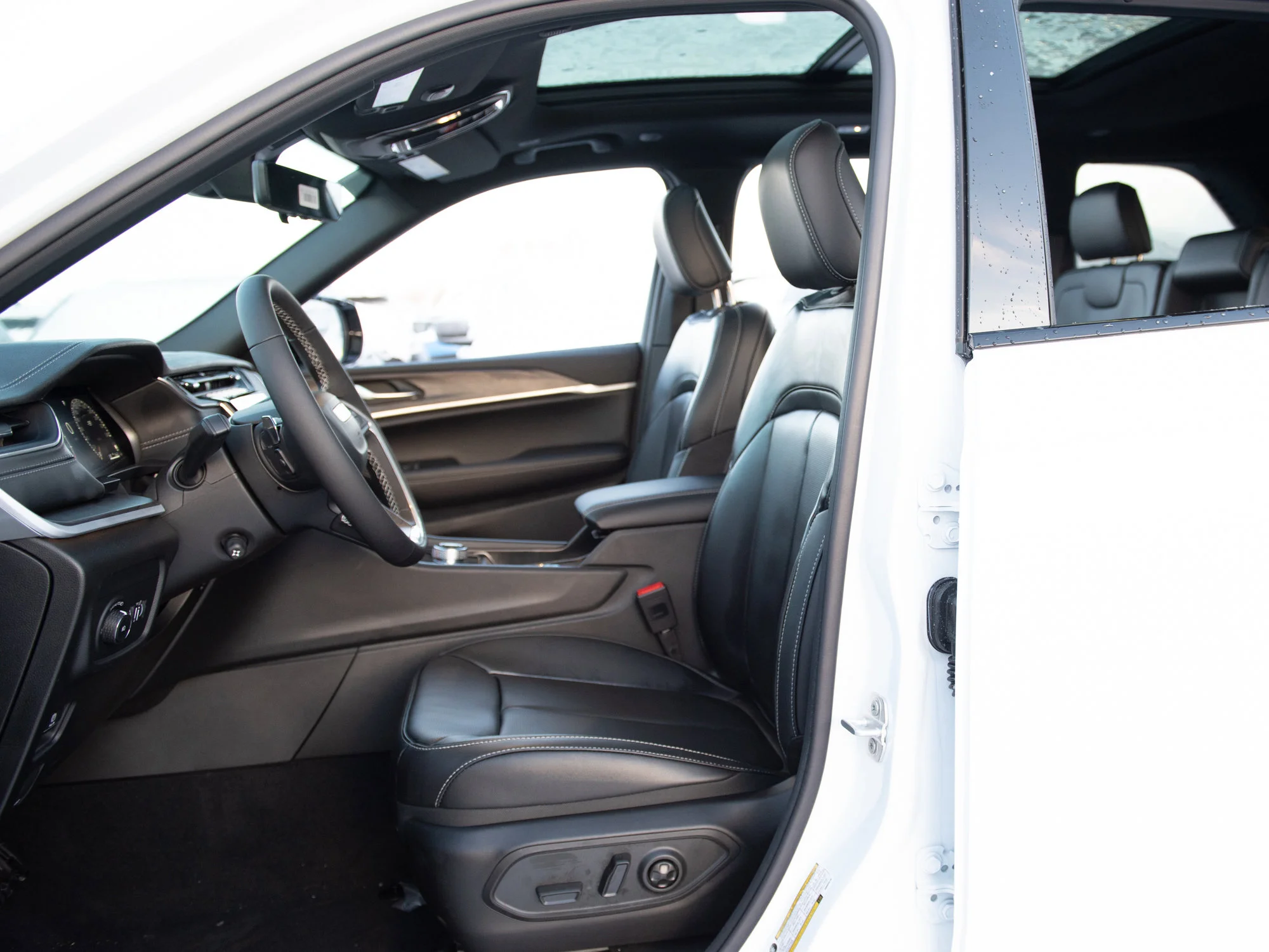 New 2025 White Jeep Limited* image 20