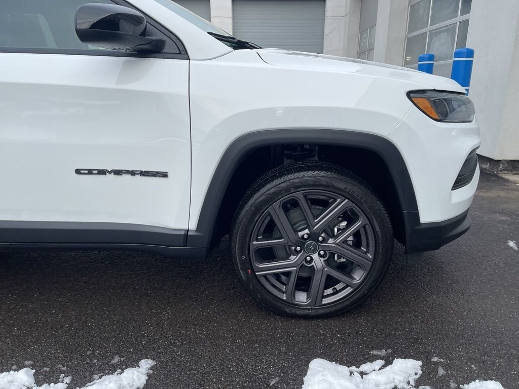 New 2026 Bright White Clear-Coat Exterior Paint Jeep Latitude image 11