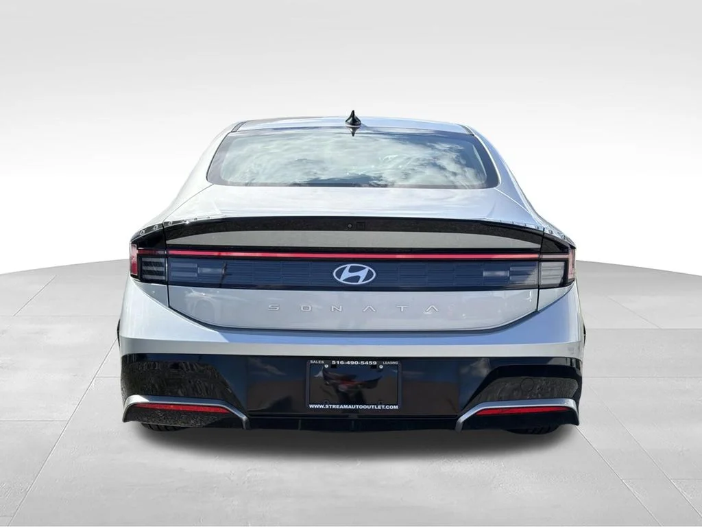 Used 2024 Silver Hyundai SEL image 9
