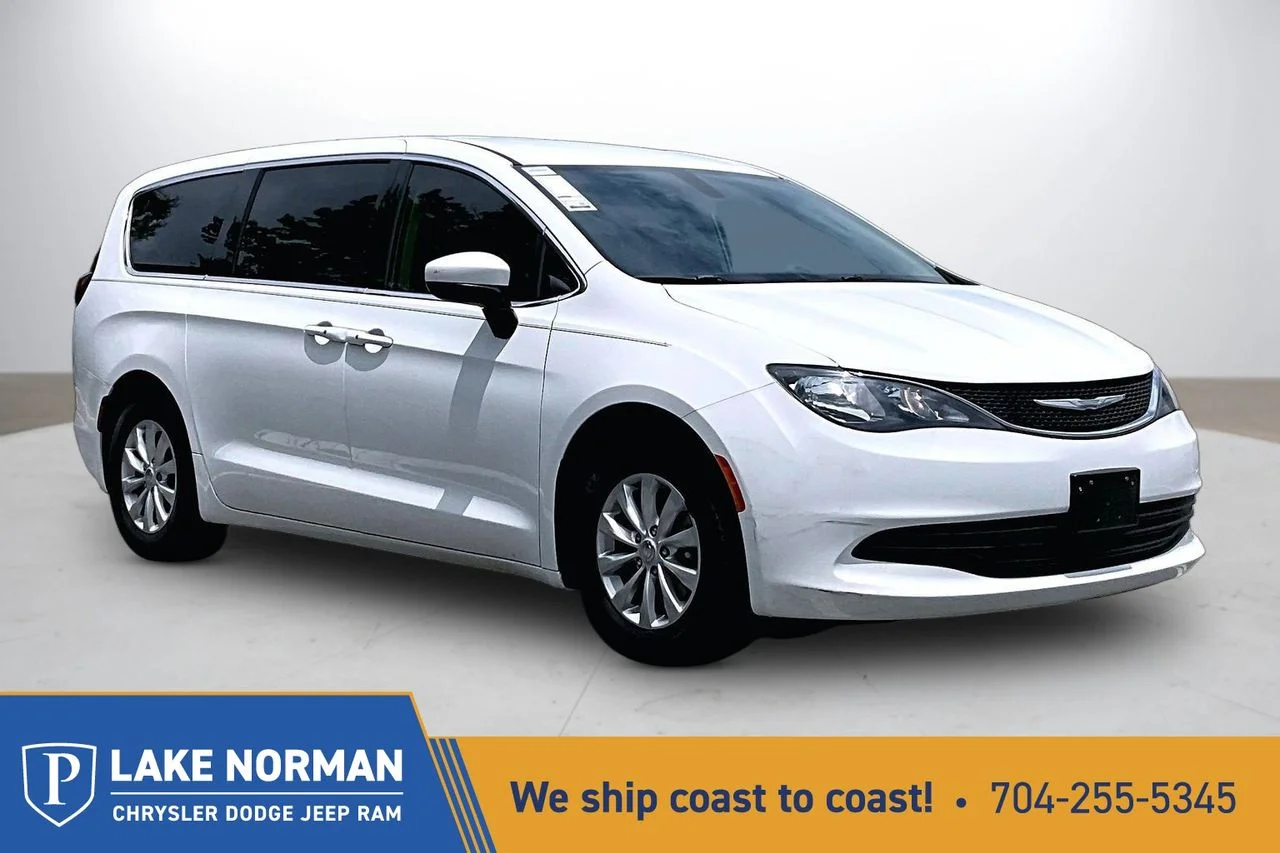 2017 Chrysler Pacifica Touring's photo