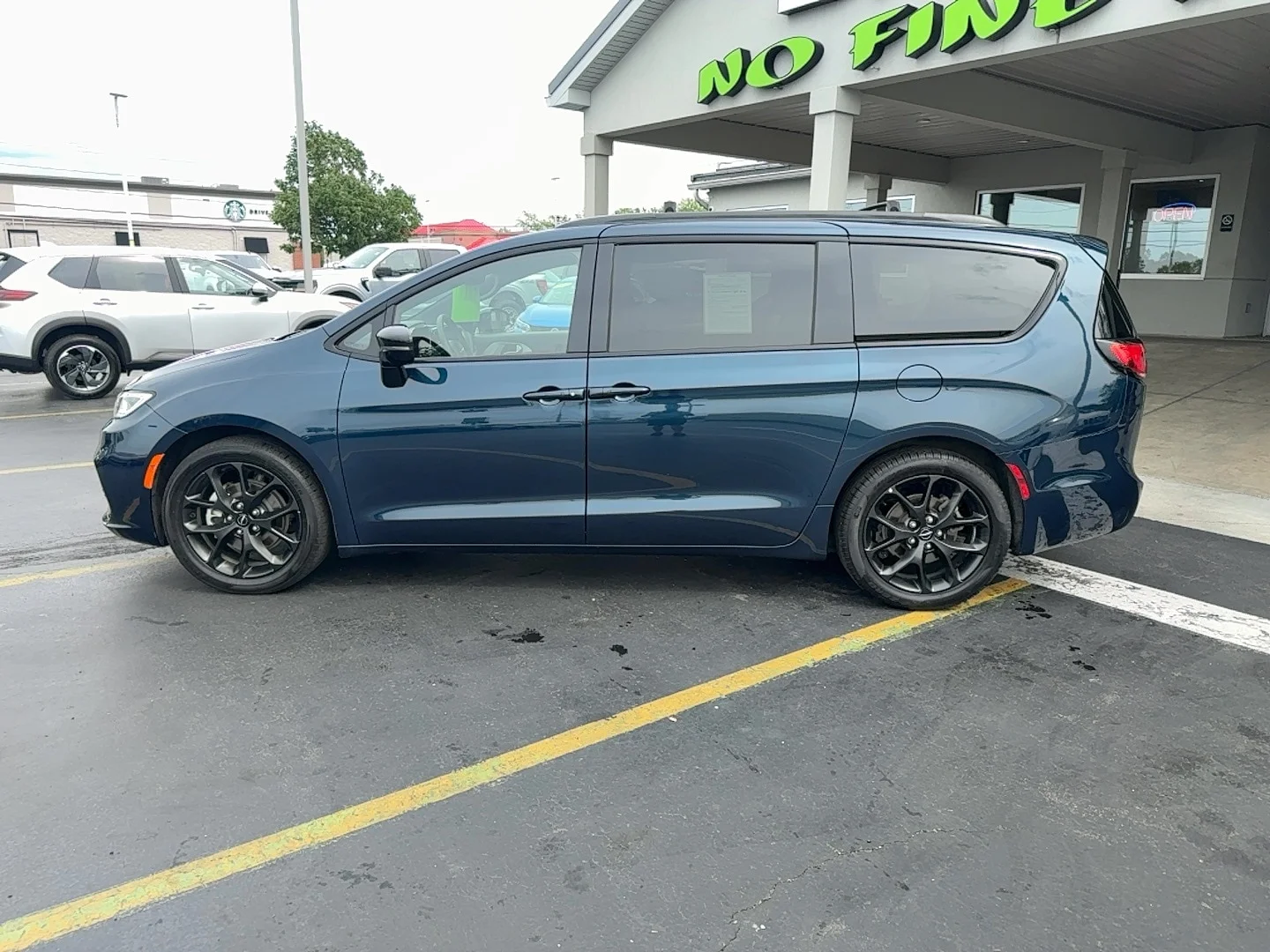 Used 2025 Fathom Blue Pearlcoat Chrysler Limited image 3