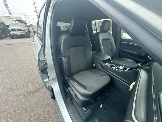 New 2026 Silver Zynith Exterior Paint Jeep Altitude image 26