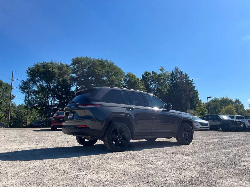Used 2024 Gray Metallic Jeep Limited image 5