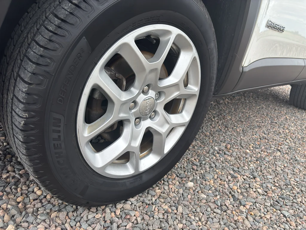 Used 2017 Alpine White Jeep Latitude image 9