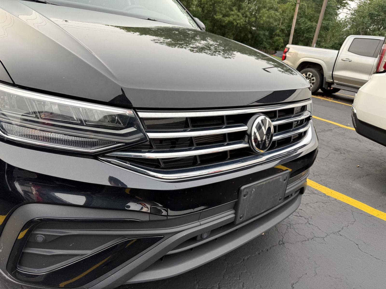 Used 2024 Deep Black Pearl Volkswagen SE image 2