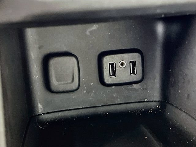 Used 2017 WHITE FROST TRICOAT GMC Denali image 21