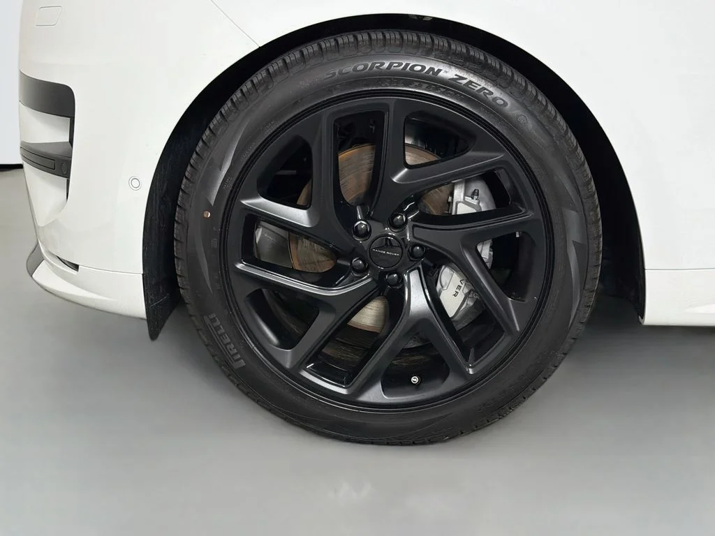 New 2026 Fuji White Land Rover Dynamic SE image 33