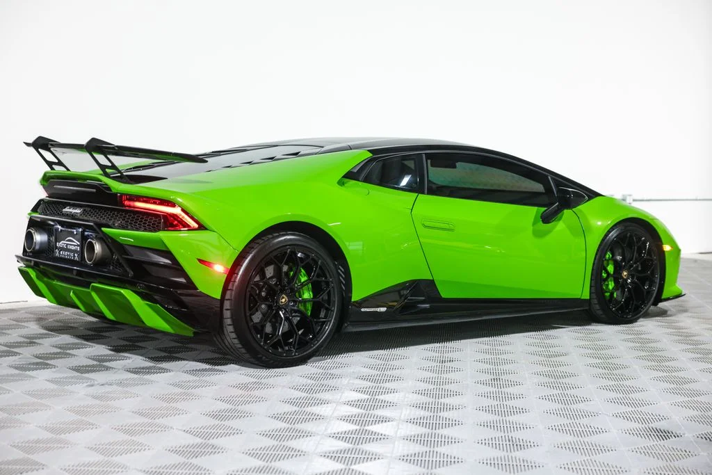 Used 2021 Green Lamborghini Base image 7