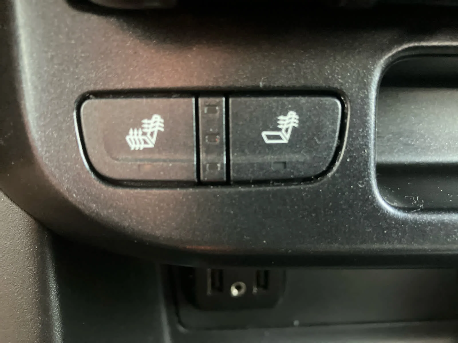 Used 2021 Summit White GMC 4WD AT4 w/Leather image 25
