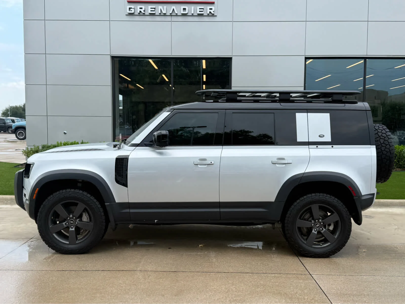 Used 2020  Land Rover First Edition image 2