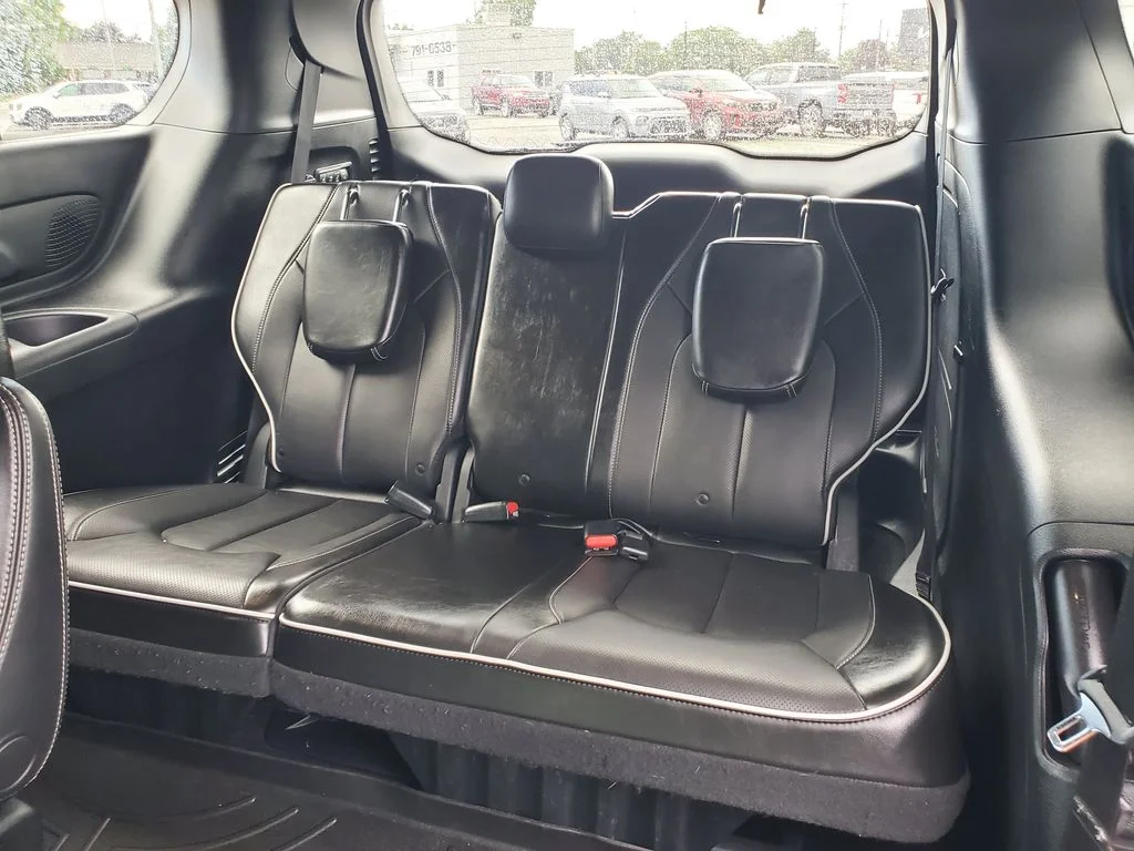 Used 2019 Silver Chrysler Limited image 34