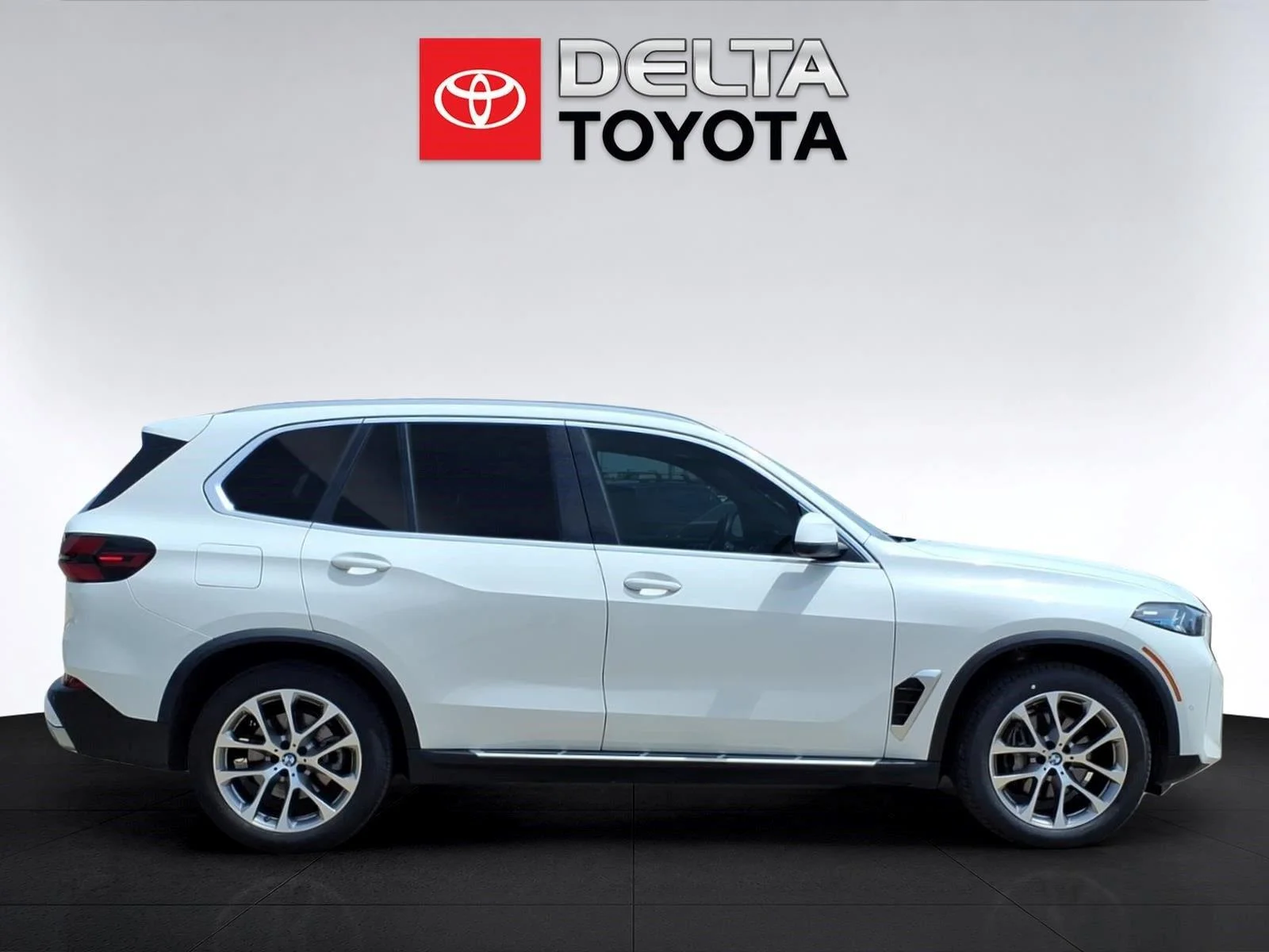 Used 2026 Alpine White BMW sDrive40i image 6