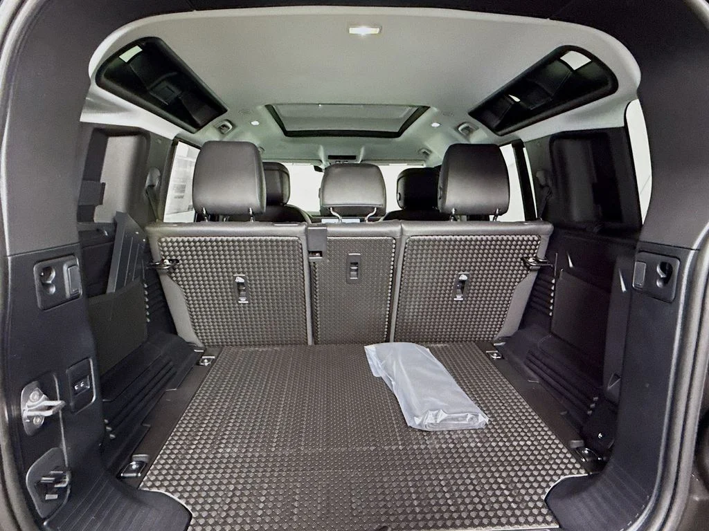 New 2026 Tasman Blue Metallic Land Rover S image 28