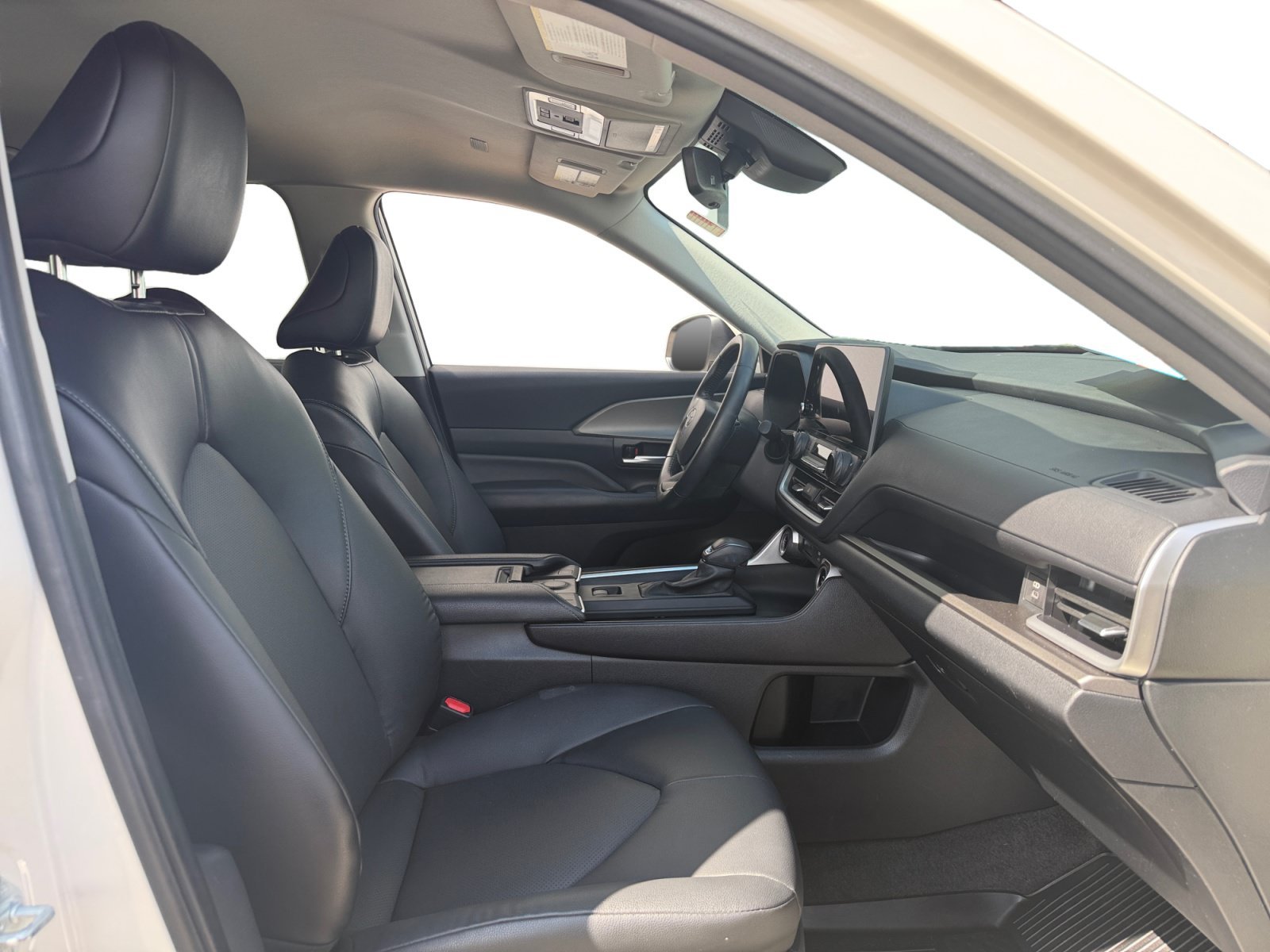 Used 2024 Cream Toyota XLE image 30