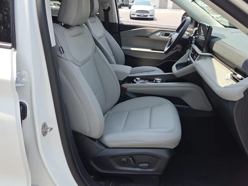 New 2026 Star White Metallic Tri-Coat Ford Active image 18
