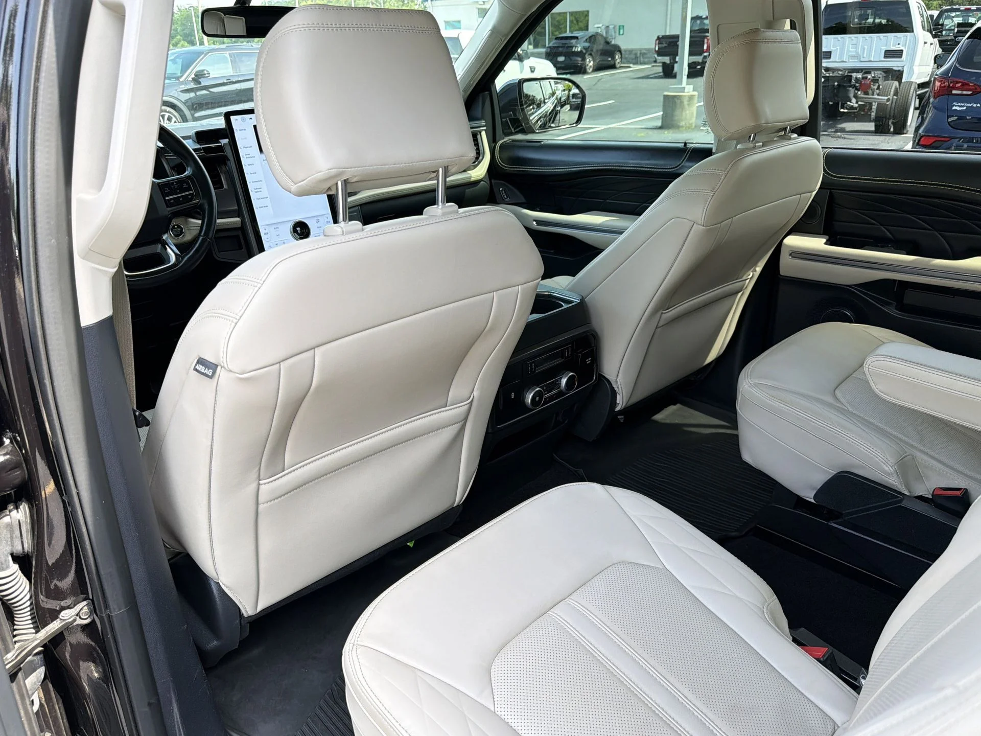 Used 2022 Black Metallic Ford Platinum image 41