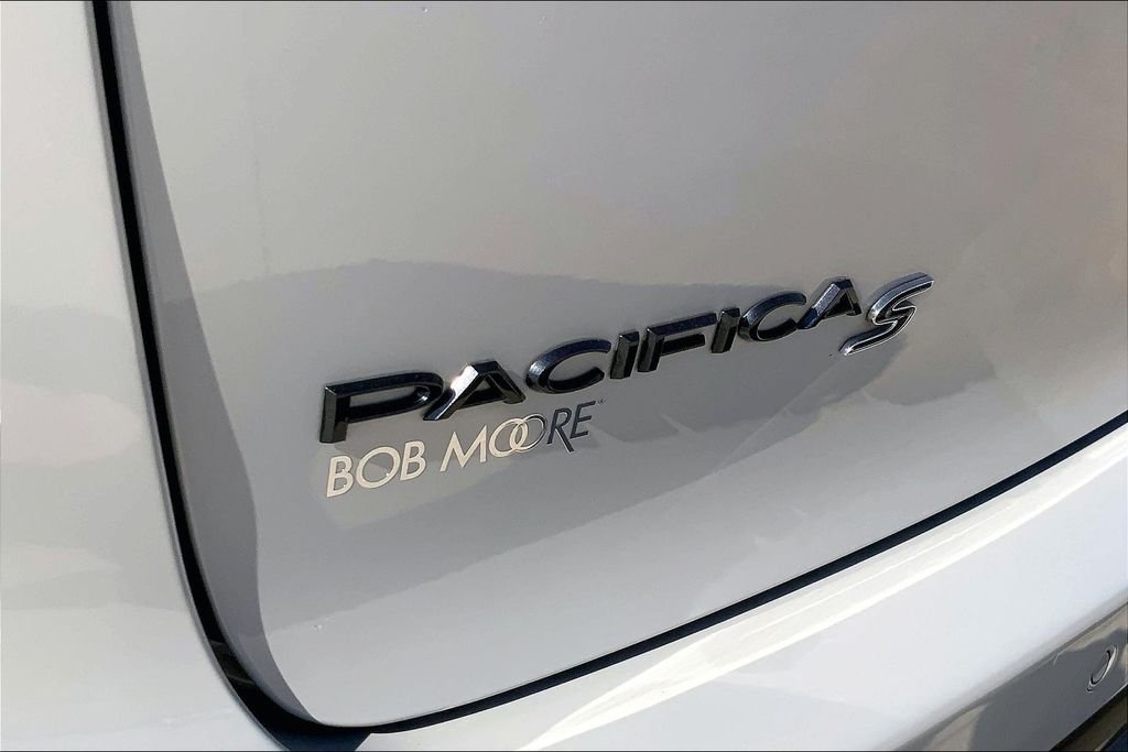 Used 2020 Luxury White Pearlcoat Chrysler Touring L Plus image 8