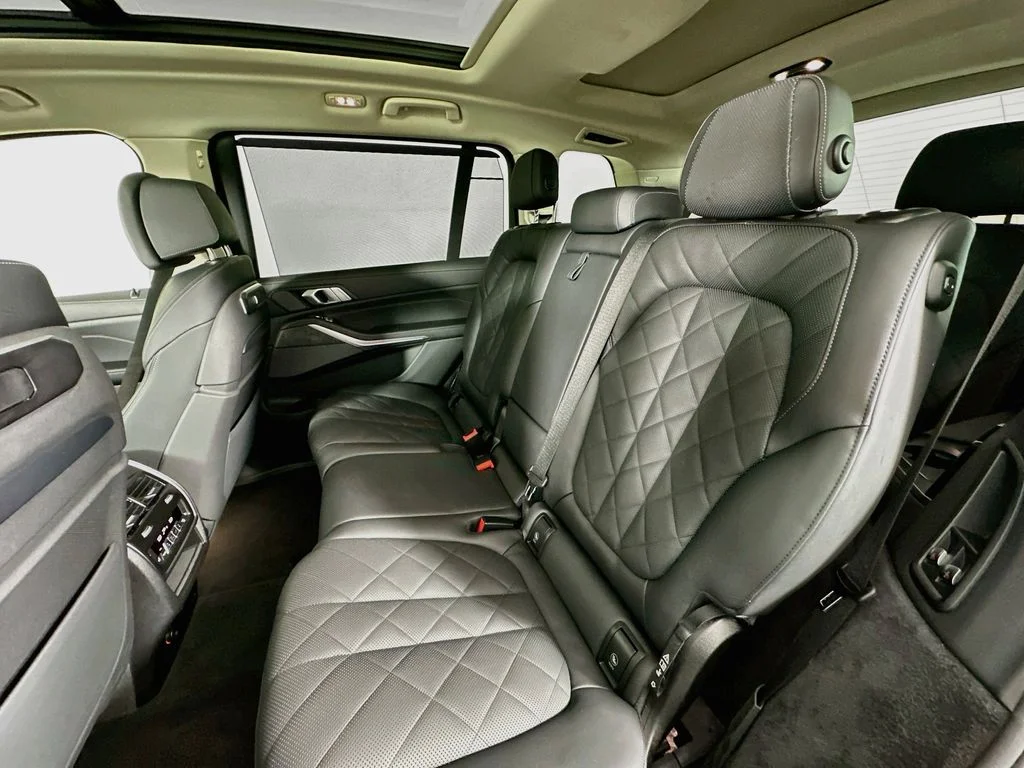 Used 2025 White Metallic BMW xDrive40i image 24