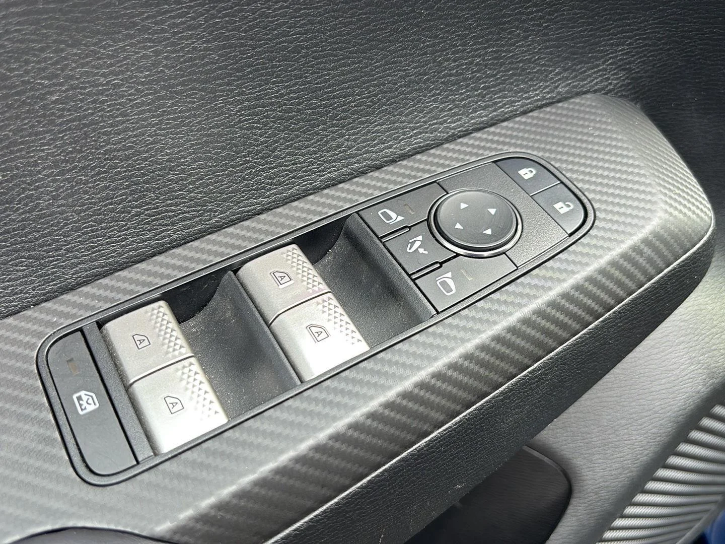 Used 2024 Cosmic Blue Metallic Mitsubishi SE image 8
