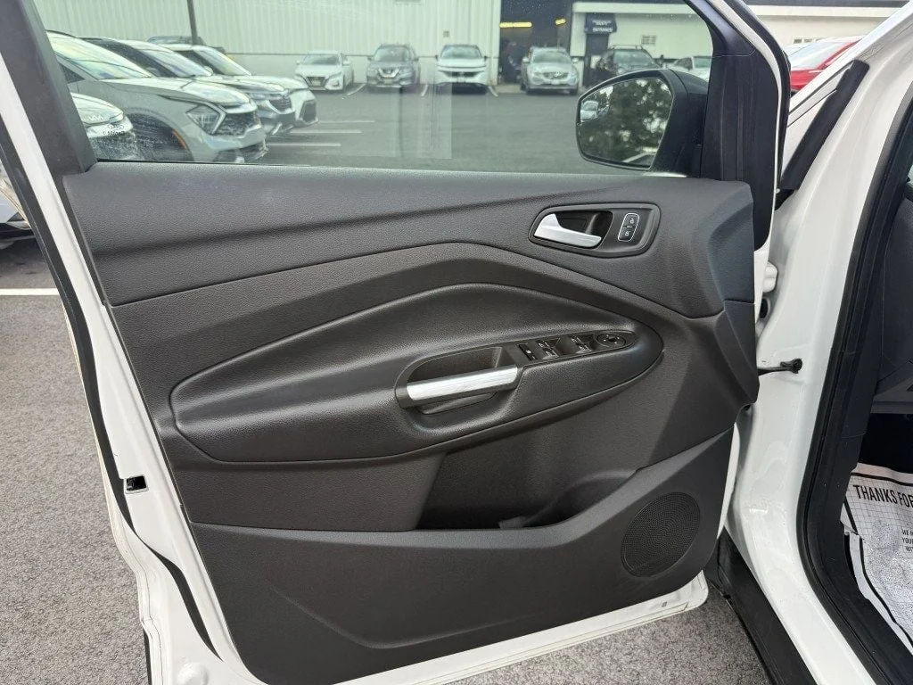 Used 2019 White Platinum Metallic Tri-Coat Ford SE FWD image 9