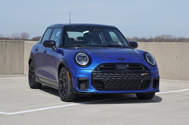 New 2026 MINI 4 Door Iconic Sportshatch in Schaumburg #M26085