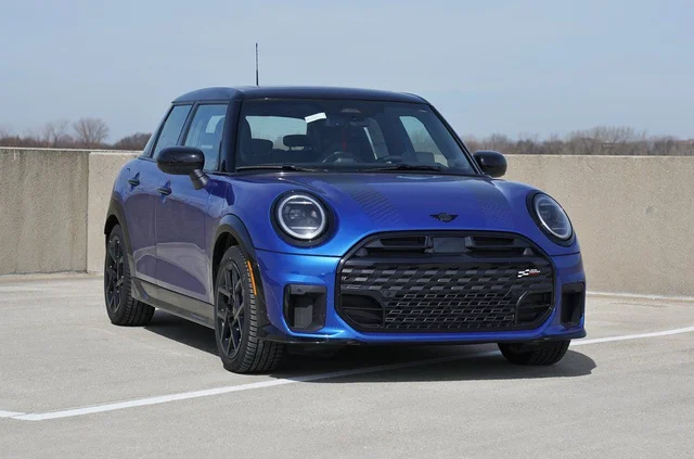 New 2026 MINI 4 Door Iconic Sportshatch in Schaumburg #M26085