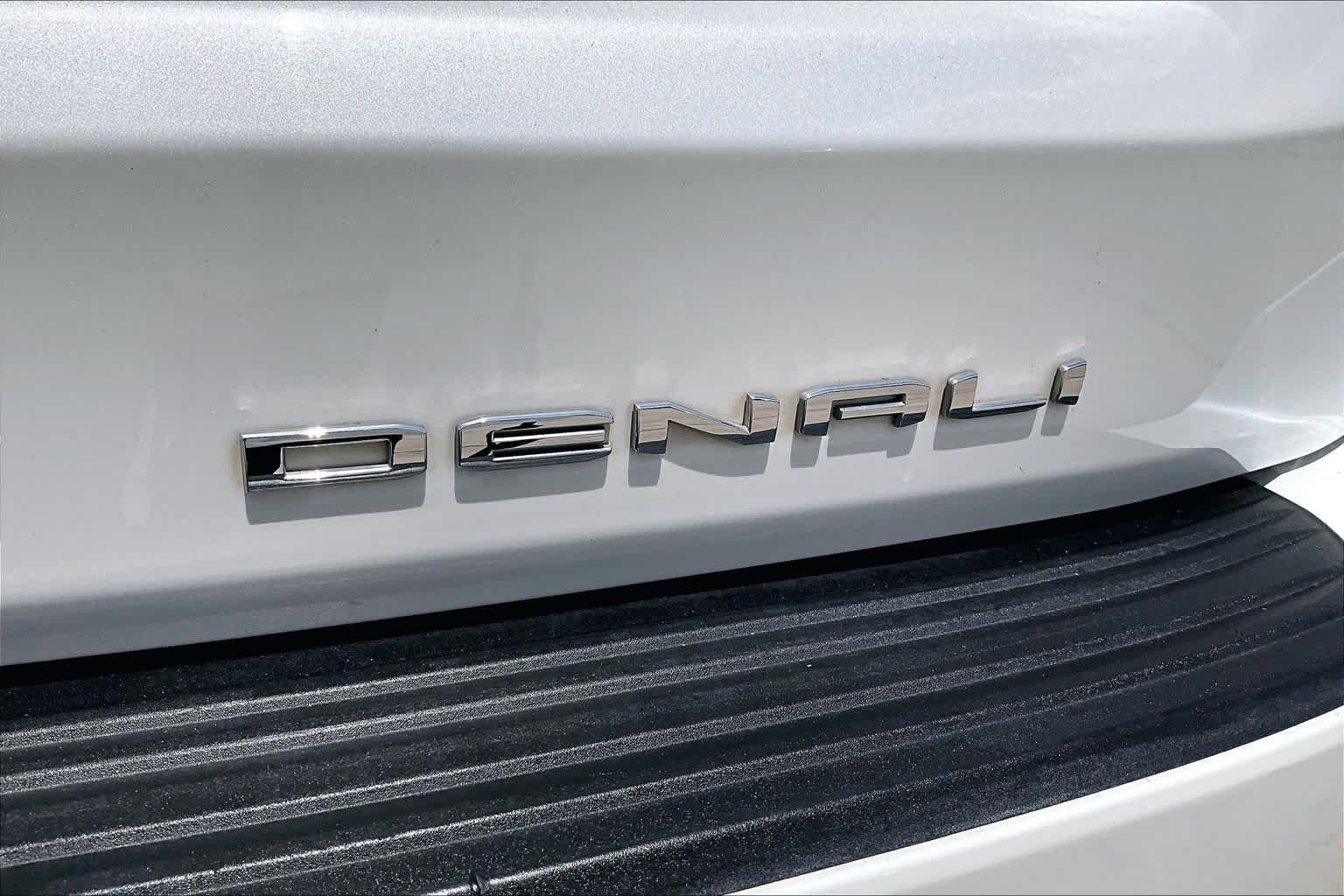 Used 2023 White Frost Tricoat GMC Denali Ultimate image 10