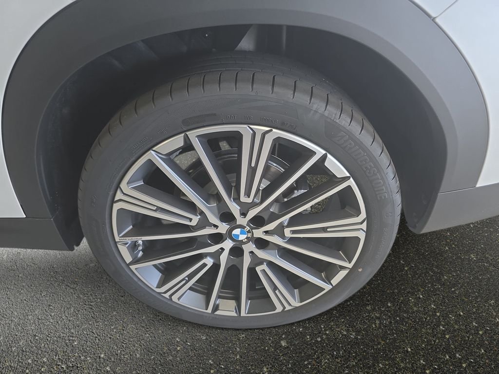 New 2026 Mineral White Metallic BMW xDrive28i image 17