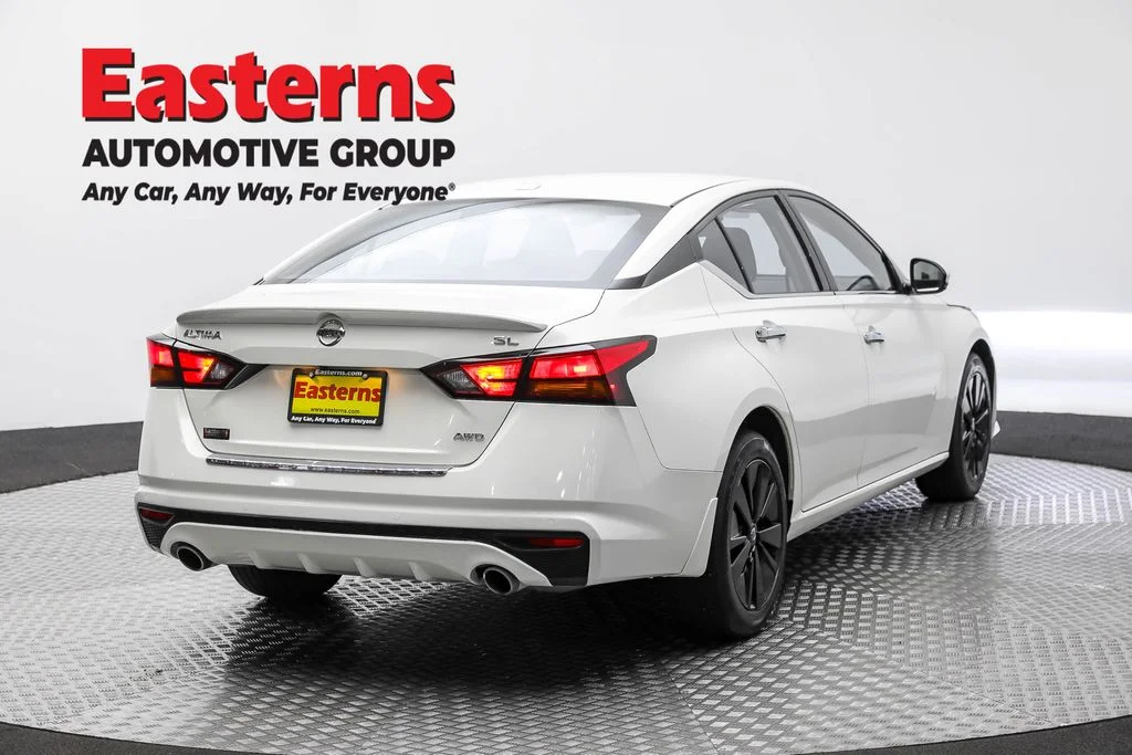 Used 2022 White Nissan 2.5 SL image 5