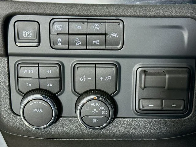 Used 2025 Gray Chevrolet Z71 image 11