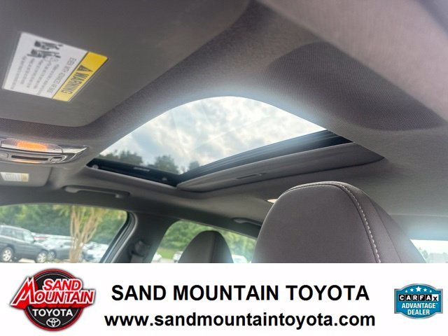 Used 2025 White Hyundai SEL Convenience image 14