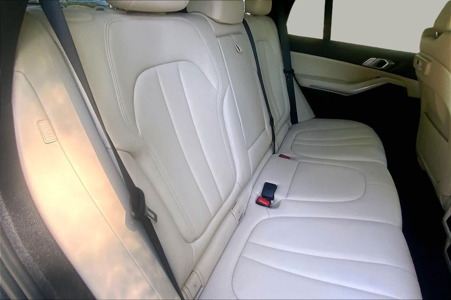 Used 2022 Arctic Grey Metallic BMW xDrive45e image 19