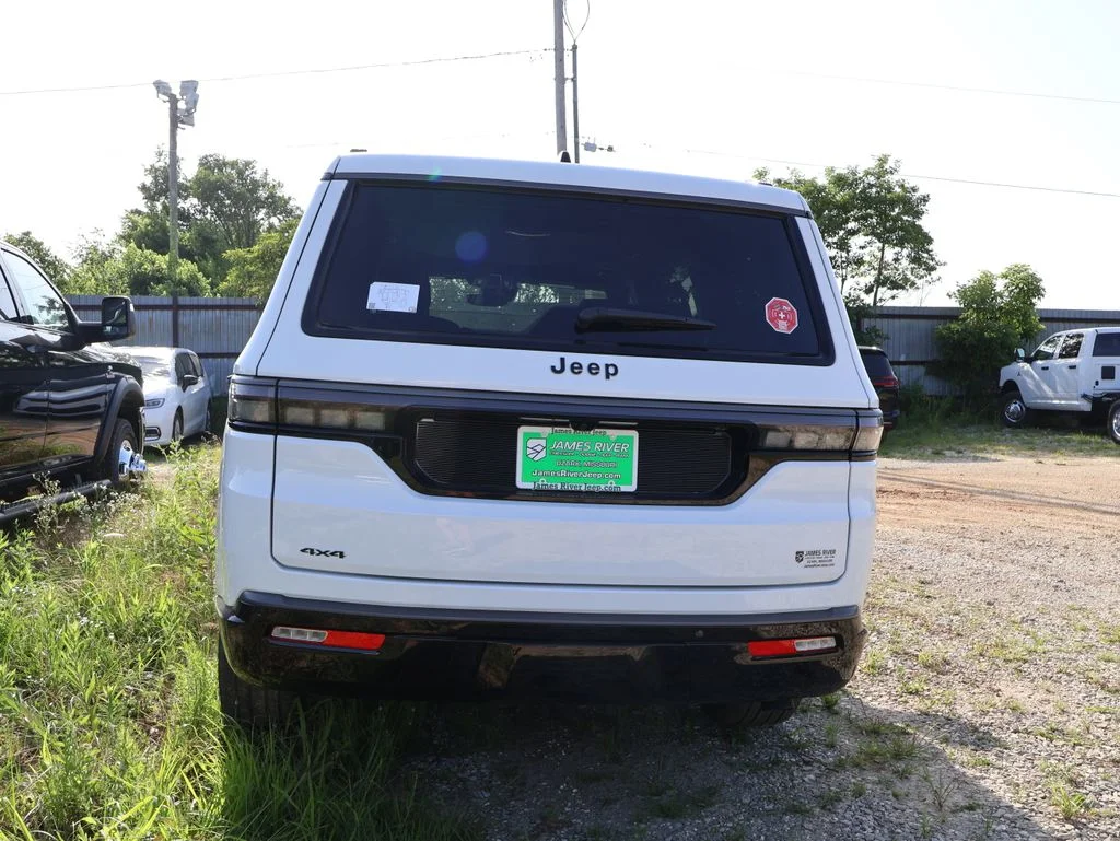 New 2026 Bright White Clear-Coat Exterior Paint Jeep Limited Reserve image 21