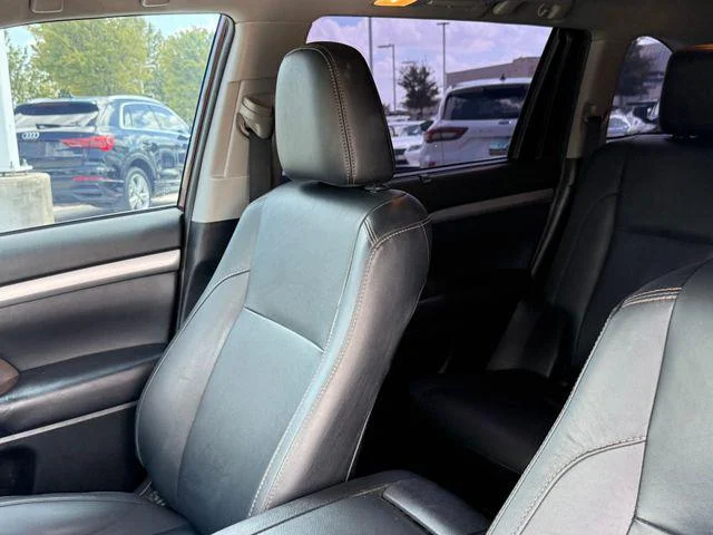 Certified Used 2019 OOH LA LA ROUGE MICA Toyota XLE image 13