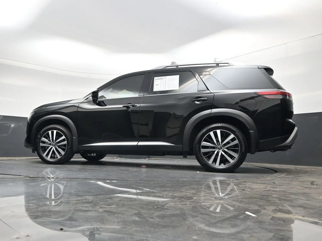 Used 2025 Black Nissan Platinum image 40