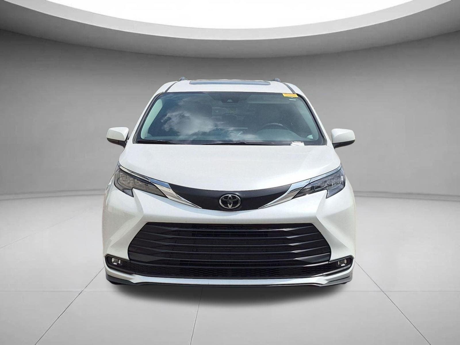 Used 2026 Wind Chill Pearl Toyota XLE image 8