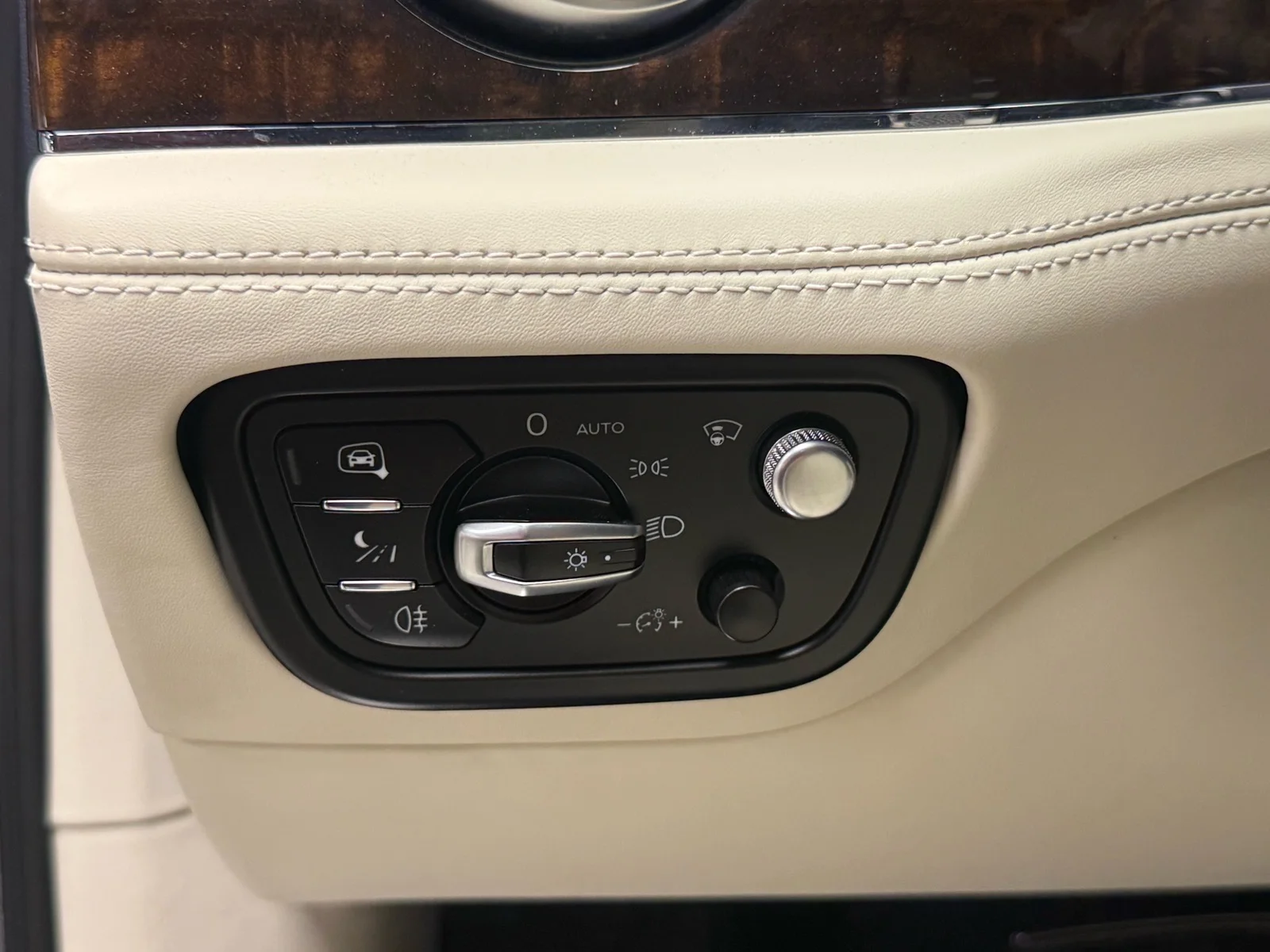 Used 2019 Dk. Blue Bentley V8 image 21