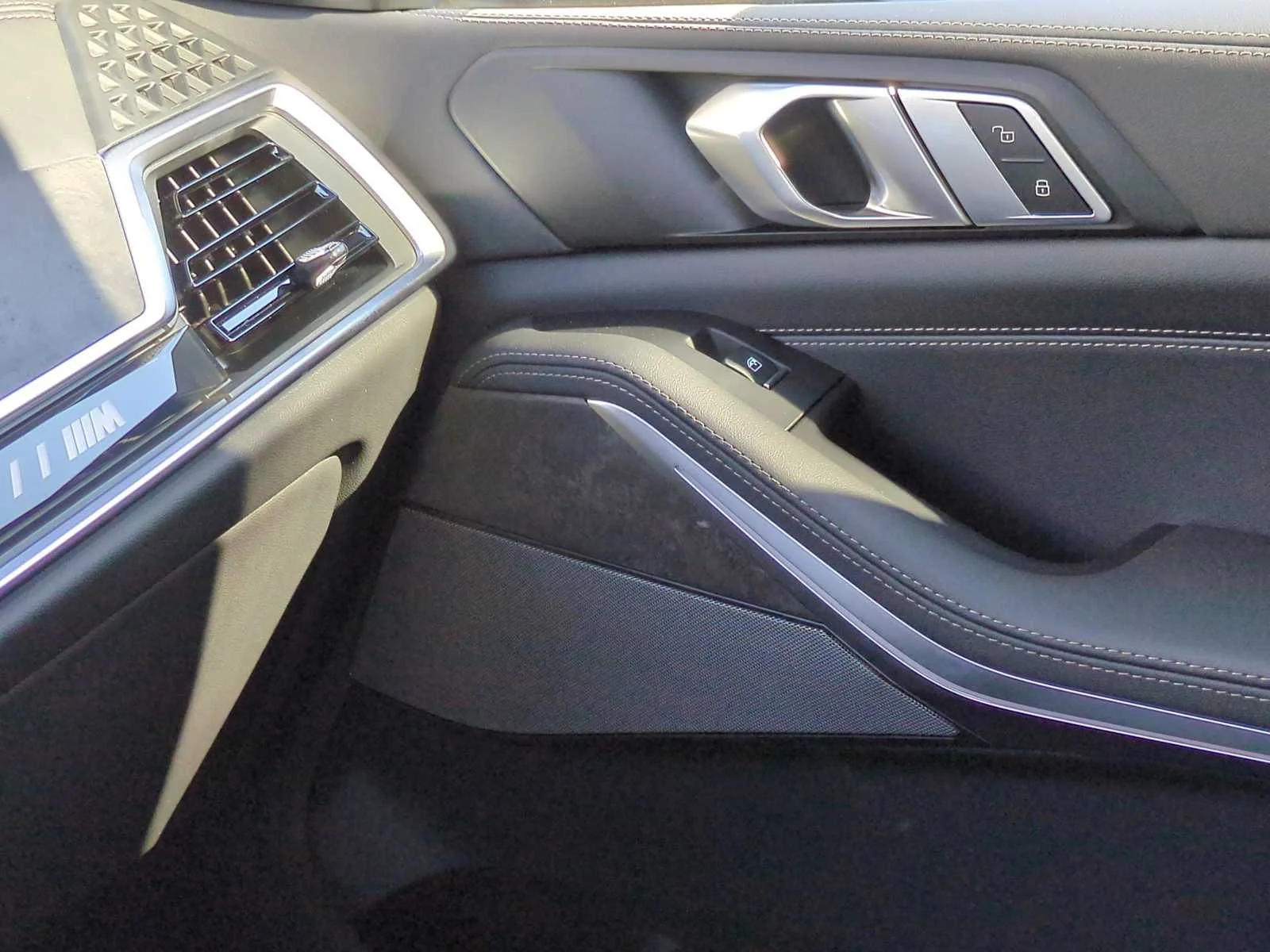 New 2026 Black Sapphire Metallic BMW M60i image 38