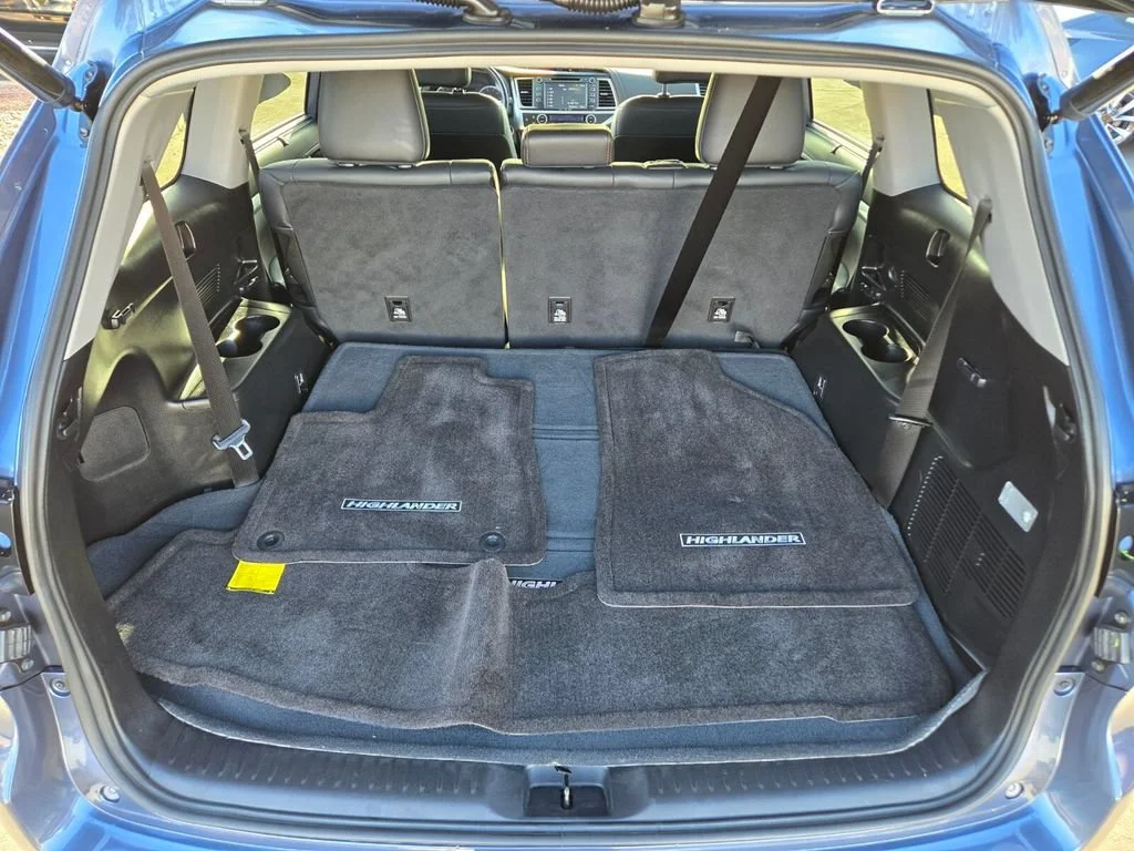 Used 2018 Shoreline Blue Pe Toyota SE image 13