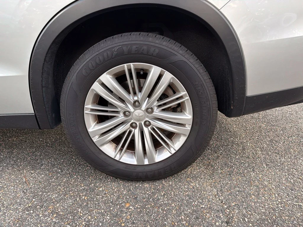 Used 2022 Silver Mitsubishi ES image 23