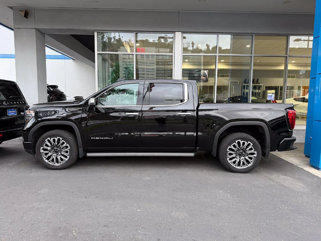 Used 2025 Onyx Black GMC Denali Ultimate image 4