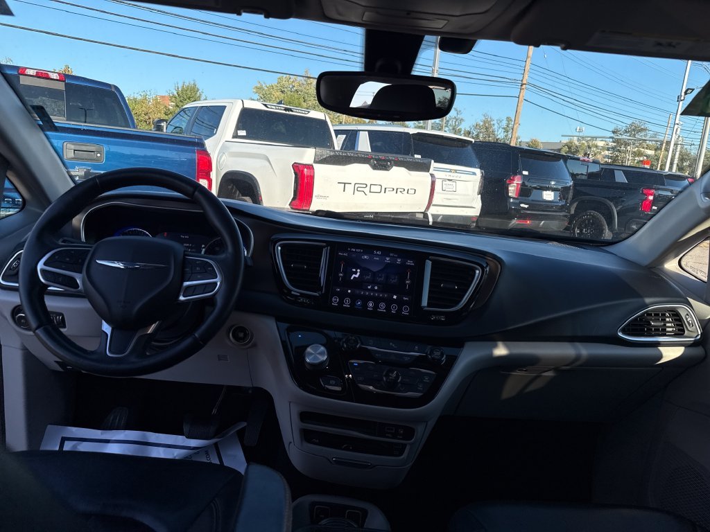 Used 2018 Silver Chrysler Touring L Plus image 15